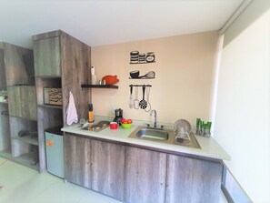 Kühlschrank, Mikrowelle, Ofen, Wasserkocher mit Kaffee-/Teezubehör