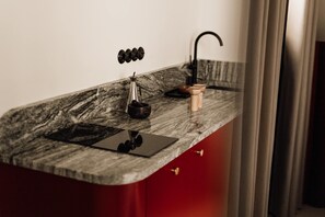 Kjøleskap, kokeplater, oppvaskmaskin og vannkoker