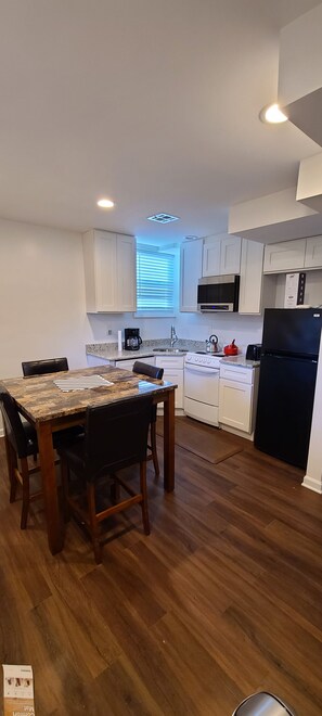 Private kitchen - Entire Lovely Apt* 5 Miles to EWR* Free Parking (Linden)