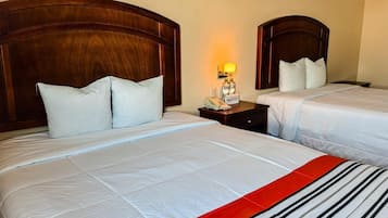 Habitación familiar con 2 camas individuales | Escritorio y espacio para trabajar con laptop