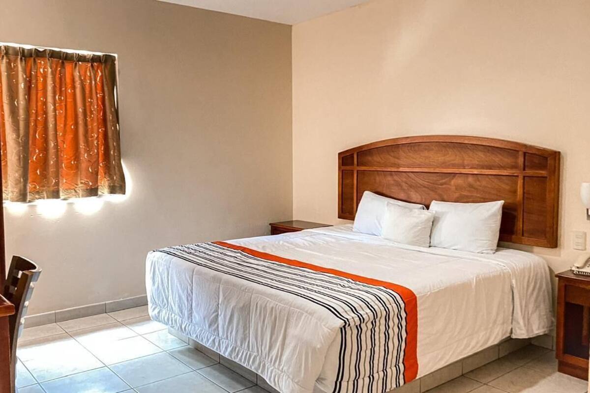Kamar Comfort | Meja kerja, ruang kerja ramah laptop, dan setrika/meja setrika