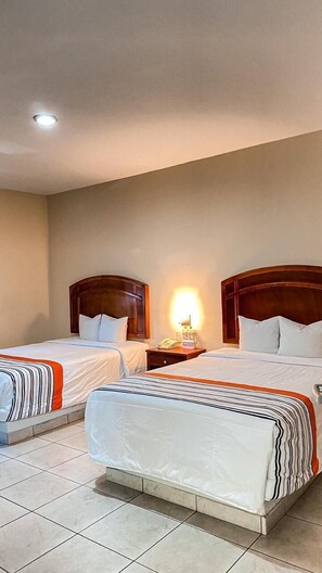 Kahden hengen perhehuone (kaksi sänkyä) | Työpöytä, kannettavalle tietokoneelle sopiva työtila