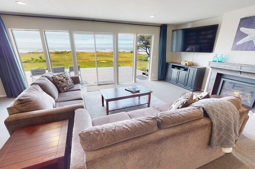 Ocean Front, Amazing Views! Hot Tub! Dog Friendly!