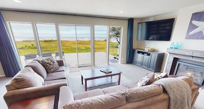 Ocean Front, Amazing Views! Hot Tub! Dog Friendly!