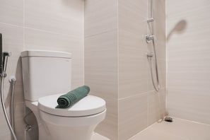 Habitación | Baño | Regadera, amenidades de baño gratuitas, toallas 