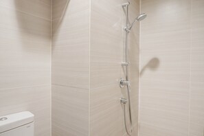 Camera | Bagno | Doccia, set di cortesia gratuito, asciugamani