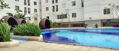 Una piscina al aire libre