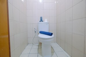 Kamer | Badkamer | Een douche, gratis toiletartikelen, handdoeken