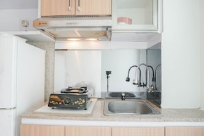 Fridge, stovetop, cookware/dishes/utensils - Cozy Living 2BR at Seasons City Apartment near Mall (Jakarta)