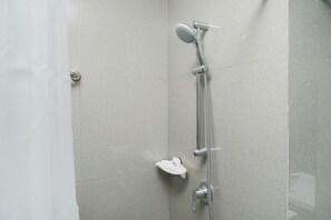 Kamar | Kamar mandi | Shower, perlengkapan mandi gratis,  dan handuk