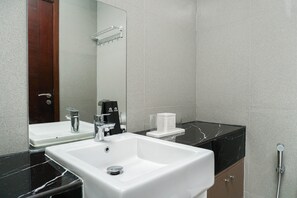 Quarto | Banheiro | Chuveiro, produtos de toalete grátis, toalhas de banho 