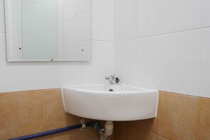 Room | Bathroom | Shower, free toiletries, towels - Best Furnished 2BR Mall Access at Green Pramuka Apartment (Jakarta)