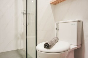 Zimmer | Badezimmer | Dusche, kostenlose Toilettenartikel, Handtücher