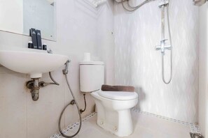 Quarto | Banheiro | Chuveiro, produtos de toalete grátis, toalhas de banho 