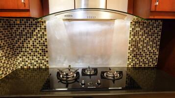 Quarto | Cozinha privada | Geladeira, cooktop, talheres/pratos/utensílios de cozinha