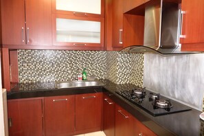 Habitación | Cocina privada | Refrigerador, parrilla de estufa y utensilios de cocina 