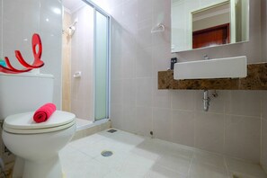 Zimmer | Badezimmer | Dusche, kostenlose Toilettenartikel, Handtücher