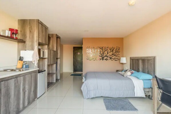 1 chambre, coffre-fort, fer et planche à repasser