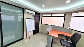 Un bureau moderne équipé d’un tableau blanc, d’un bureau et d’une chaise.