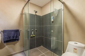 Douche, sĂšche-cheveux, serviettes fournies, savon