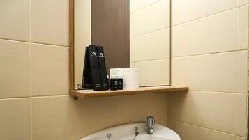 Room | Bathroom | Shower, free toiletries, towels