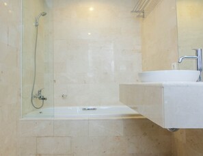 Zimmer | Badezimmer | Dusche, kostenlose Toilettenartikel, Handtücher