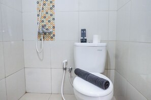 Room | Bathroom | Shower, free toiletries, towels - Comfortable and Well Appointed Studio Apartment Supermall Mansion (Surabaya)