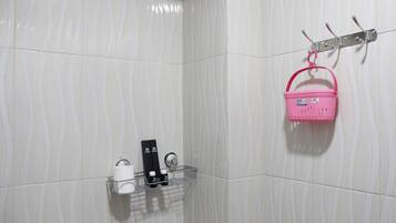 Kamer | Badkamer | Een douche, gratis toiletartikelen, handdoeken