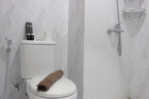 Room | Bathroom | Shower, free toiletries, towels