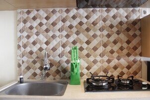 Refrigerador, placa de cocina, lavavajillas, utensilios de cocina