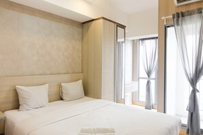 Une chambre d’hôtel moderne avec un grand lit, une armoire et une fenêtre avec des rideaux.