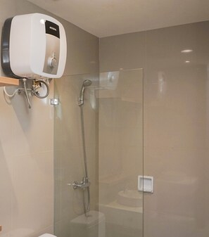 Zimmer | Badezimmer | Dusche, kostenlose Toilettenartikel, Handtücher