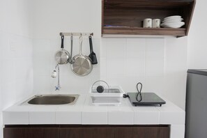 Zimmer | Eigene Küche | Kühlschrank, Herdplatte, Kochgeschirr/Geschirr/Besteck