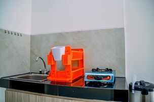 Quarto | Cozinha privada | Geladeira, cooktop, talheres/pratos/utensílios de cozinha