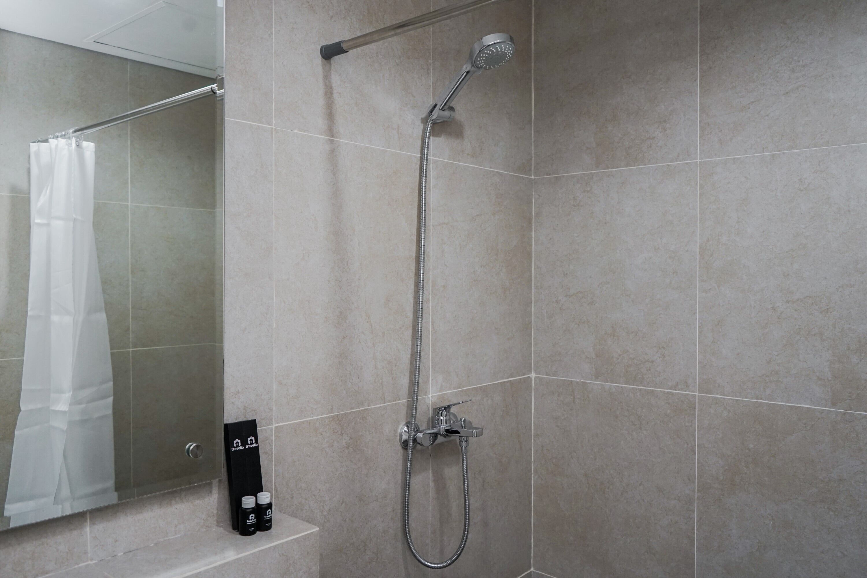 Habitación | Baño | Ducha, artículos de higiene personal gratuitos y toallas