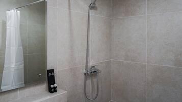 Habitación | Baño | Ducha, artículos de higiene personal gratuitos y toallas