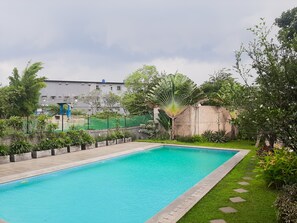 Hồ bơi ngoài trời