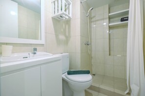 Kamer | Badkamer | Een douche, gratis toiletartikelen, handdoeken