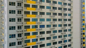 Un immeuble de grande hauteur doté de nombreux balcons et fenêtres.