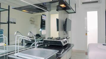 Rom | Eget kjøkken | Kjøleskap, kokeplater og kjøkkenutstyr