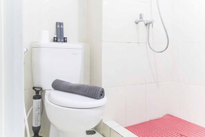 Room | Bathroom | Shower, free toiletries, towels