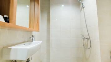 Room | Bathroom | Shower, free toiletries, towels
