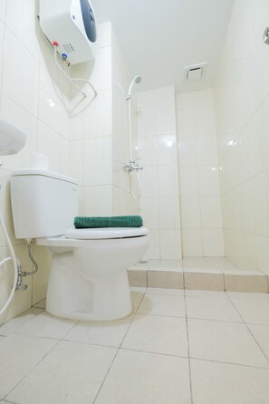 Quarto | Banheiro | Chuveiro, produtos de toalete grátis, toalhas de banho, papel higiênico