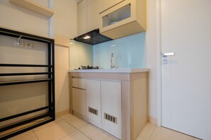 Quarto | Cozinha privada | Geladeira, cooktop, talheres/pratos/utensílios de cozinha