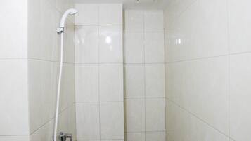 Zimmer | Badezimmer | Dusche, kostenlose Toilettenartikel, Handtücher