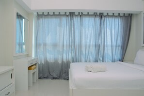1 bedroom, free WiFi, bed sheets - Studio Apartment at The Springlake View Summarecon with Mall View (Bekasi)
