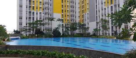 Una piscina al aire libre