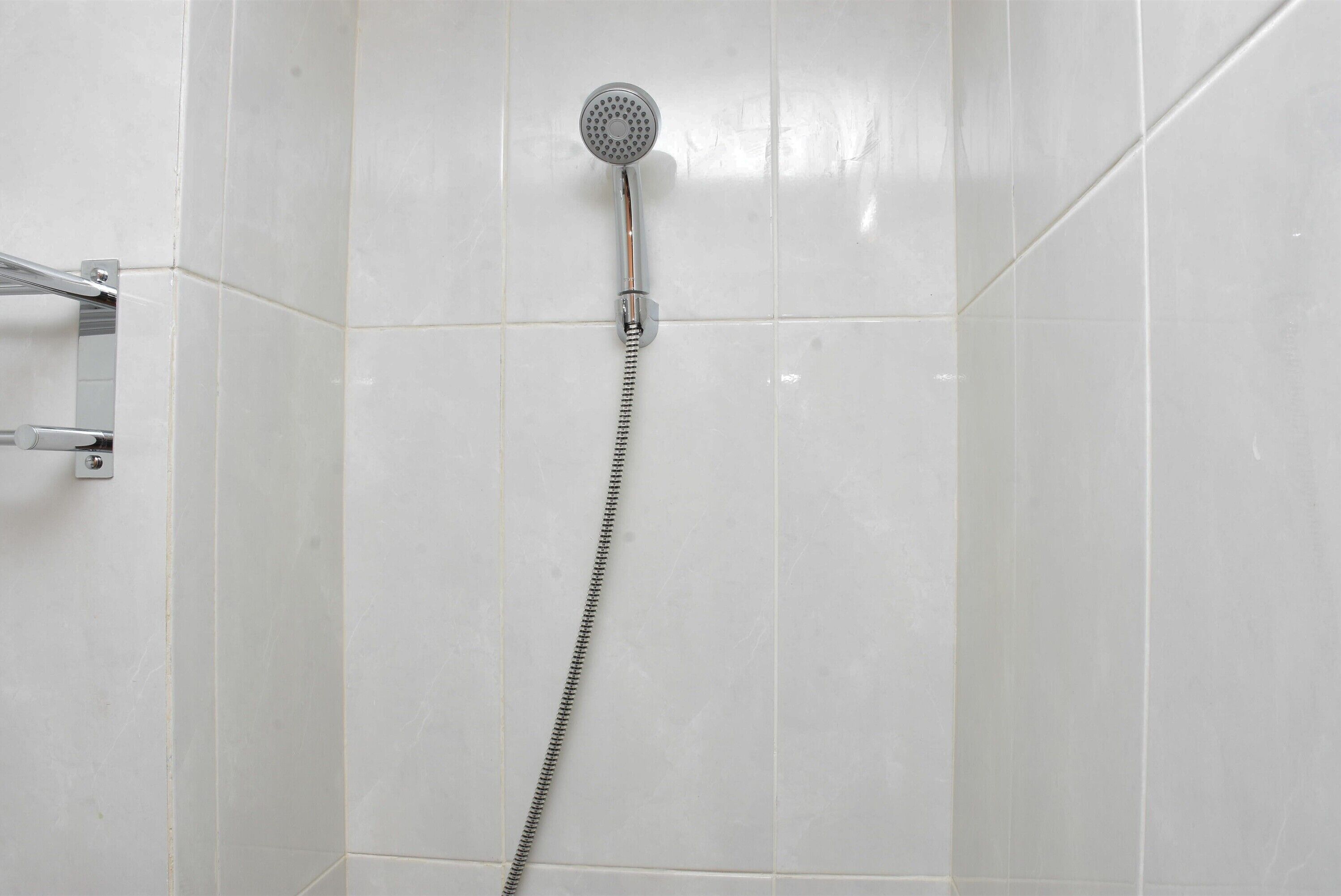 Kamar | Kamar mandi | Shower, perlengkapan mandi gratis,  dan handuk