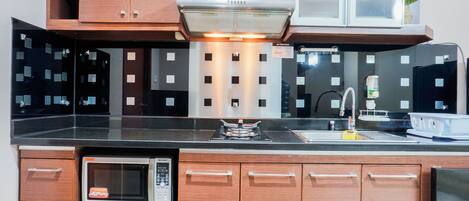 Room | Private kitchen | Fridge, stovetop, cookware/dishes/utensils