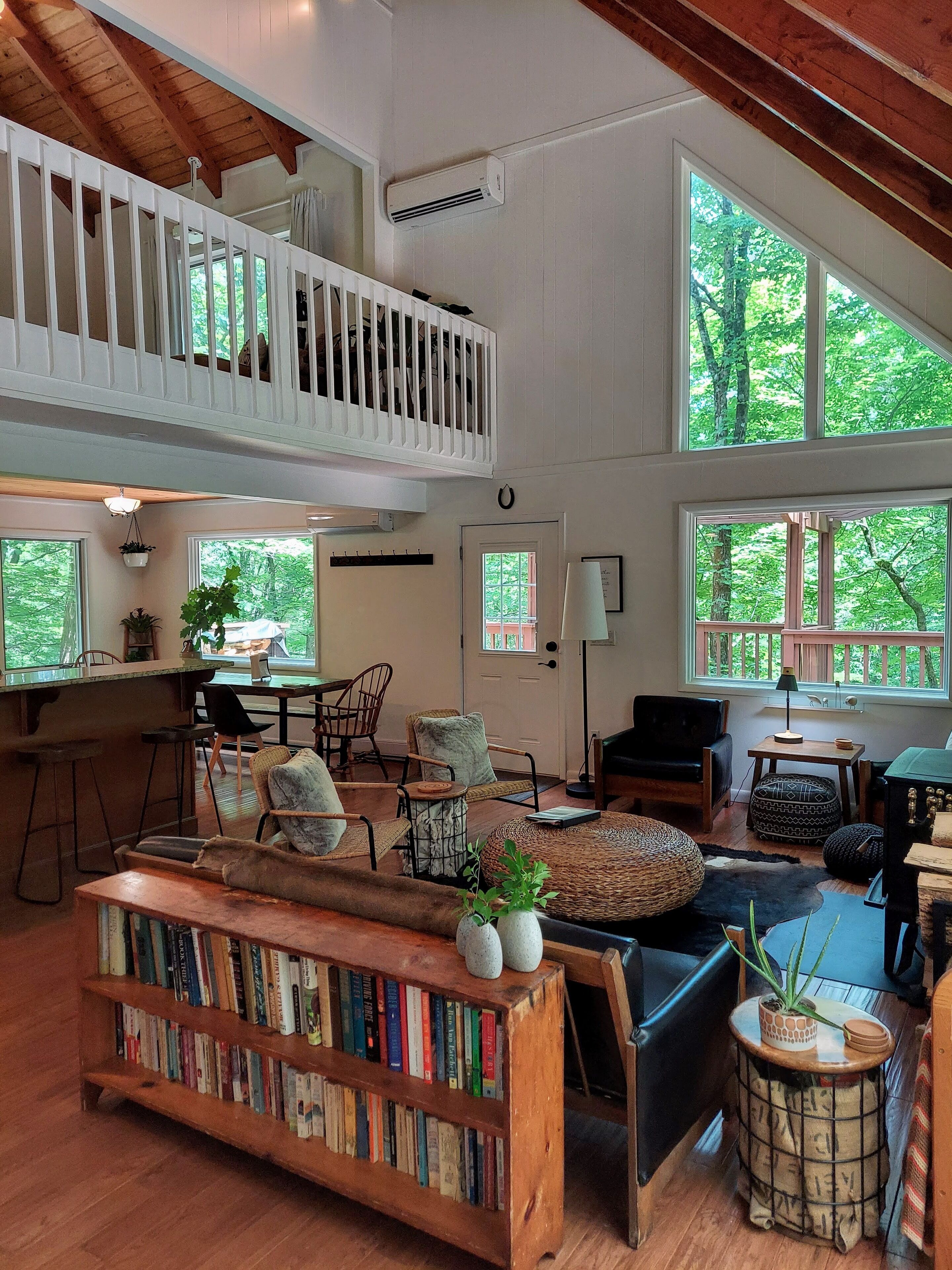 Smart-tv, een open haard, boeken en een printer